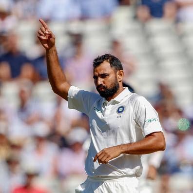 एएनआई ने बताया कि शमी पुलवामा में शहीद हुए जवानों के परिवारों को पैसा देंगे. मोहम्मद शमी ने कहा कि ''जब हम अपने देश के लिए खेलते हैं तो वो बॉर्डर पर हमारी रक्षा करते हैं. हम हमारे जवानों के साथ खड़े हैं, हम हमेशा उनके लिए उनके साथ हैं.''