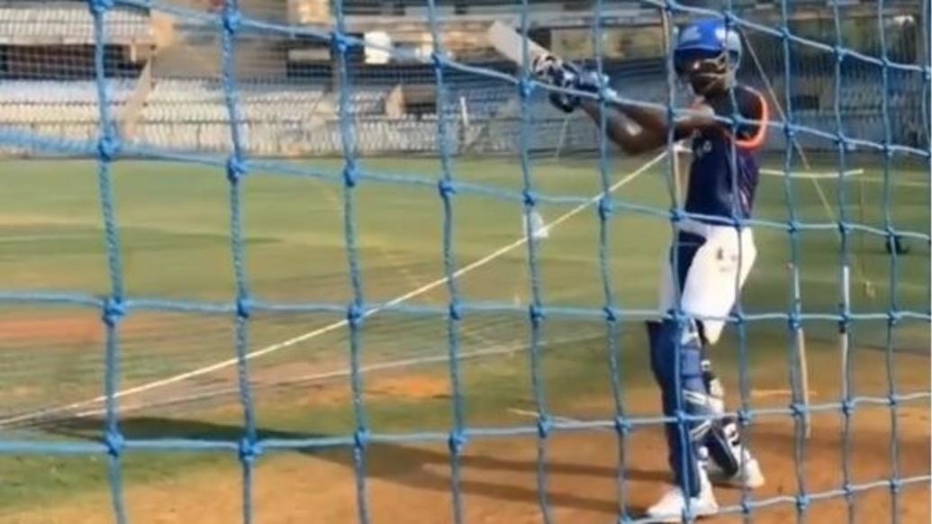 WATCH: धोनी का हेलीकॉप्टर शॉट खेल हार्दिक पांड्या ने की मैदान पर वापसी