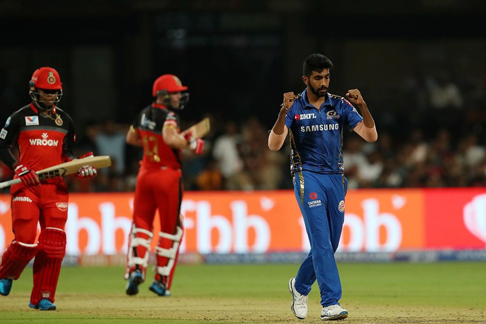 RCB vs MI: अंपायर की गलती और हार्दिक-बुमराह के शानदार खेल की बदौलत मुंबई ने बैंगलोर को 6 रनों से दी शिकस्त