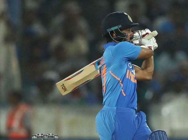 जाधव ने अपनी शानदार पारी में 87 गेंदों का सामना करते हुए नौ चौके और एक छक्का लगाया. वहीं धोनी ने 72 गेंदें खेलीं जिनमें से छह पर चौके और एक पर छक्का मारा.