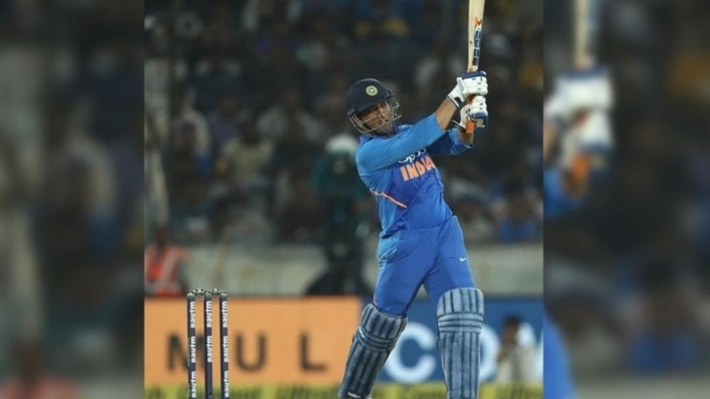 भले ही धोनी ने कल रात खेली अपनी 72 रनों की पारी में सिर्फ एक छक्का लगाया हो लेकिन फिर भी उन्होंने एक बड़ा रिकॉर्ड बना दिया.