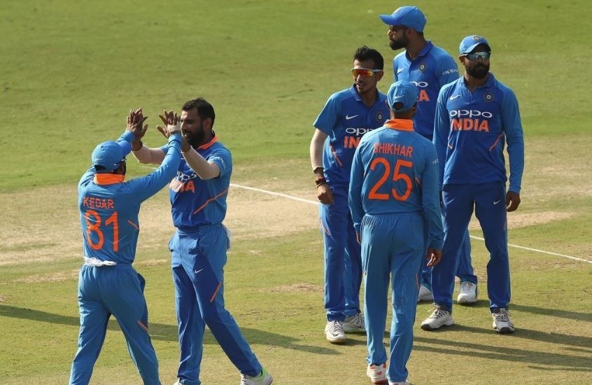 1st odi india vs australia shami bumrah kuldeep keep australia on 236 india need 237 to win 1st ODI India vs Australia: शमी, कुलदीप और गेंदबाज़ों के आगे ऑस्ट्रेलिया ने बनाए महज़ 236 रन