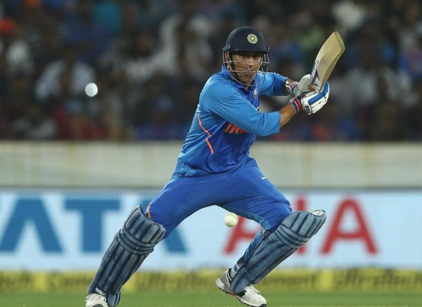 धोनी कल रात भारत के लिए वनडे में सबसे अधिक छक्के लगाने वाले बल्लेबाज़ बन गए हैं. उन्होंने इकलौते छक्के के साथ ये उपलब्धि हासिल की.