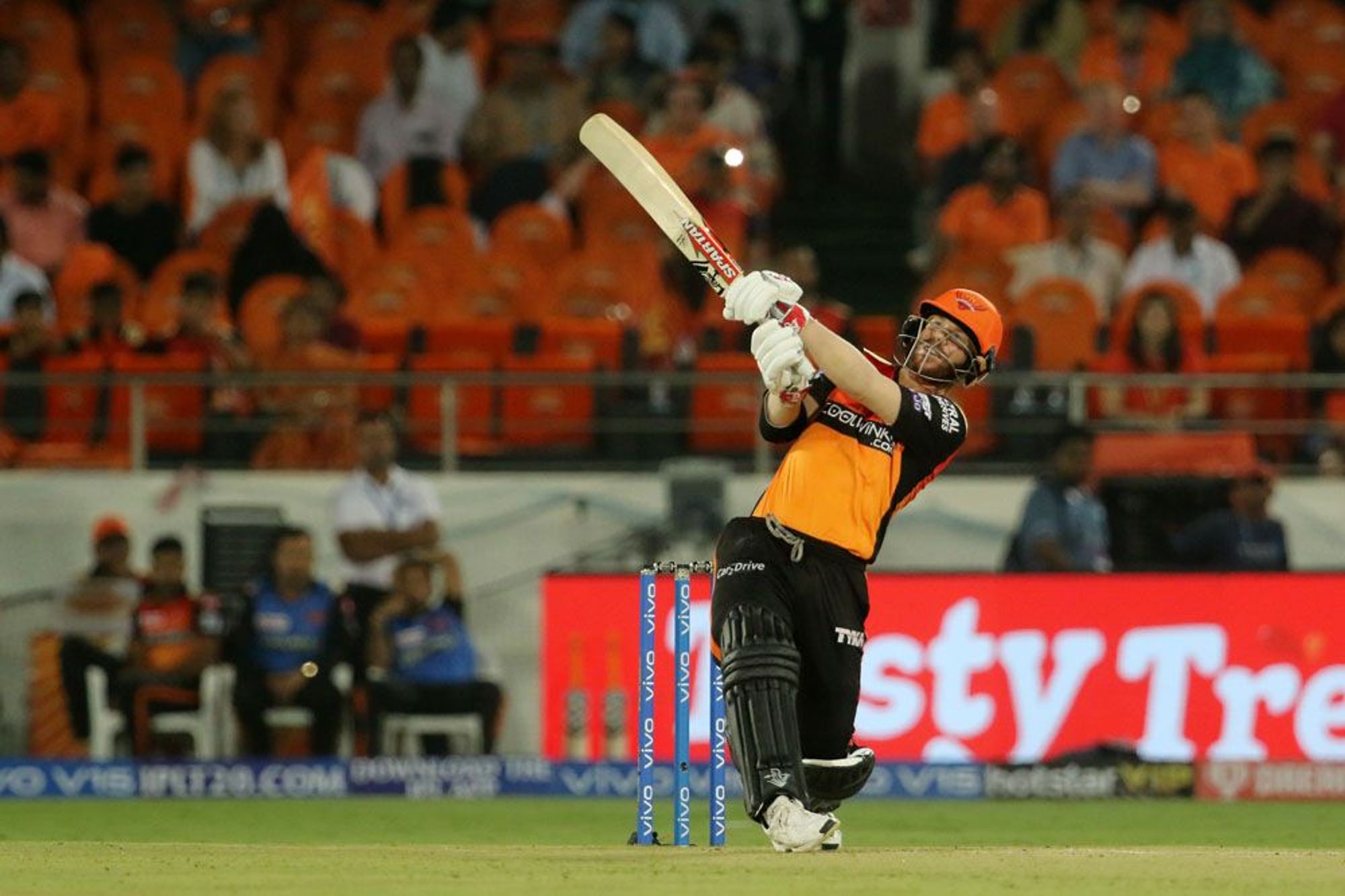 ipl 2019 david warner overshadows sanju samsons ton as srh win by 5 wickets IPL 2019: संजू सैमसन के शतक पर भारी पड़ी डेविड वॉर्नर की तूफानी पारी, सनराइजर्स ने राजस्थान को 5 विकेट से हराया