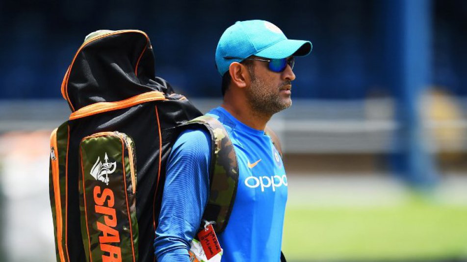 ms dhoni moves supreme court against amrapali builders over 39 crore dues आम्रपाली बिल्डर्स के खिलाफ SC पहुंचे महेंद्र सिंह धोनी, अदालत से कहा- दिलवाए जाएं 39 करोड़ रुपए