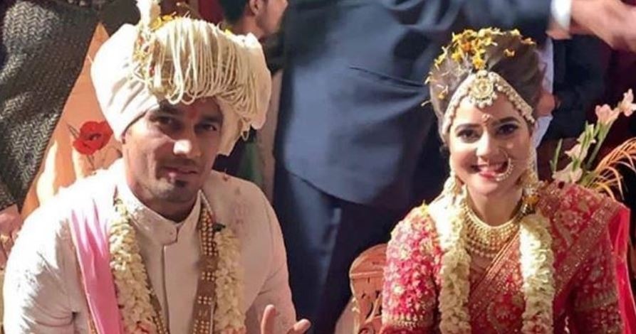 भारतीय क्रिकेट टीम के तेज गेंदबाज सिद्धार्थ कौल ने अपनी गर्लफ्रेंड हरसिमरन कौर के साथ सात फेरे लिए.