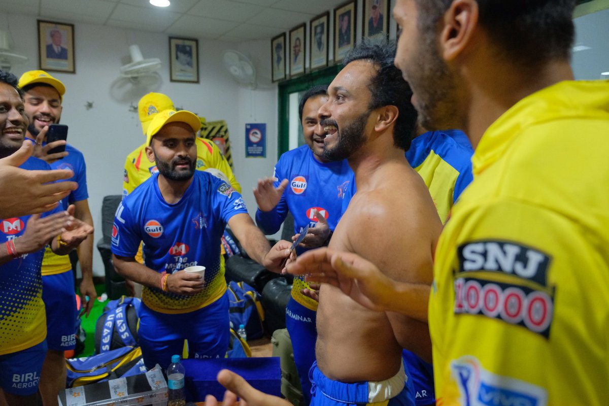 DC vs CSK: कोटला में जीत के बाद चेन्नई सुपकिंग्स ने मनाया केदार का बर्थडे, सामने आया वीडियो