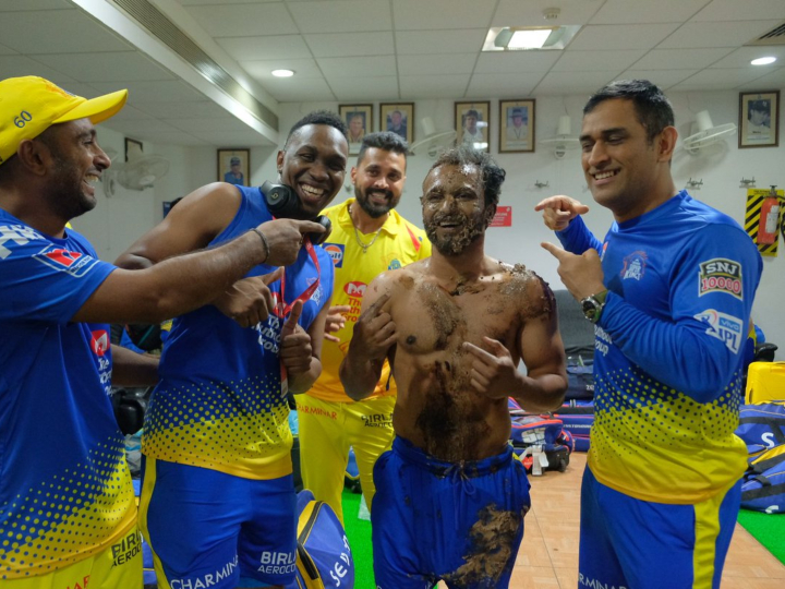 dc vs csk chennai super kings celebrates kedhar jadhav 34th birthday after defeating delhi capitals DC vs CSK: कोटला में जीत के बाद चेन्नई सुपकिंग्स ने मनाया केदार का बर्थडे, सामने आया वीडियो