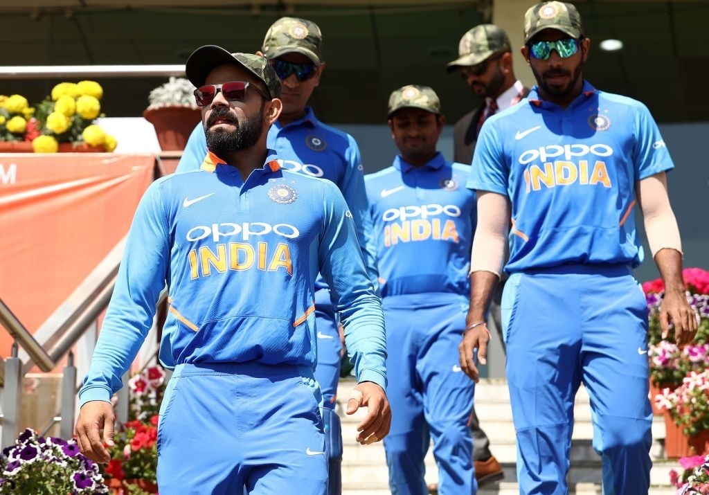 watch lt col mahendra singh dhoni presents the camouflage cap to team india WATCH: 'लेफ्टिनेंट कर्नल' धोनी ने टीम इंडिया को दी जवानों की कैप, शहीदों के परिवारों को मैच फीस भी देंगे सभी खिलाड़ी