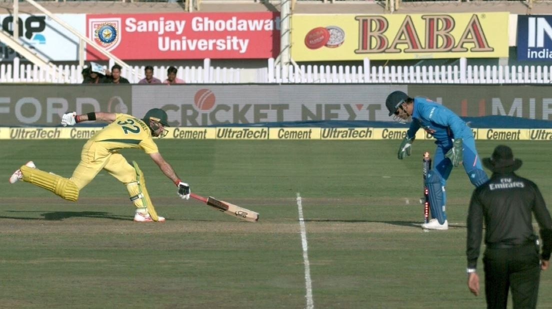 watch unbelievable run out by masterclass ms dhoni WATCH: समय बचाने के लिए धोनी ने ऐसे किया रन-आउट कि मैक्सवेल, कॉमेंटेटर, फील्डर सब हो गए हैरान