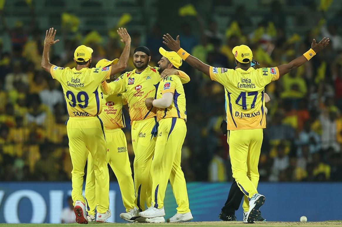 ipl 2019 harbhajan tahir shine as rcb folds for 70 IPL 2019: सीएसके के गेंदबाजों के आगे 70 रन पर ढ़ेर हुई आरसीबी