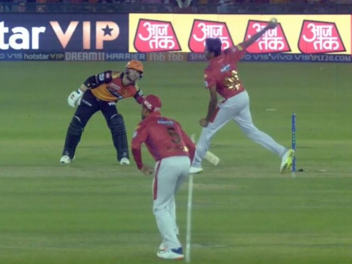 kxip vs srh david warner doesnt want to get mankaded from r ashwin watch video KXIP vs SRH: अश्विन से ‘मांकड़’ रन आउट होने से बचने के लिए डेविड वॉर्नर ने किया कुछ ऐसा, देखें वीडियो