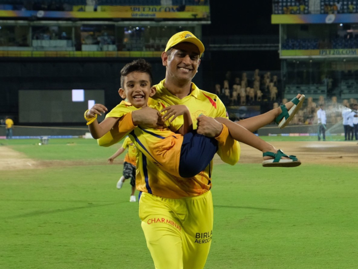 ipl 2019 mahendra singh dhoni races with imran tahir and shane watsons son IPL 2019: शेन वॉटसन और इमरान ताहिर के बेटे संग धोनी ने लगाई रेस, देखें कौन जीता