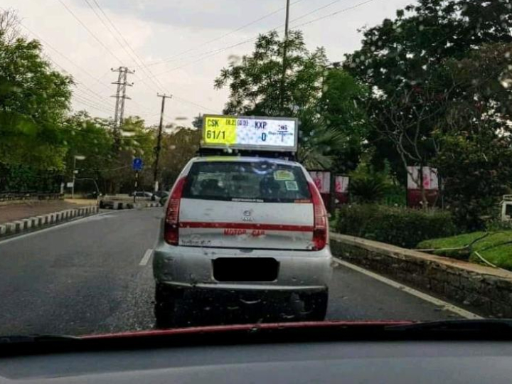 ipl 2019 a hyderabad taxi displaying live ipl score on its rooftop सर चढ़कर बोल रहा है IPL का खुमार, हैदराबाद में टैक्सी की छत पर लगा दिखा LIVE स्कोरकार्ड