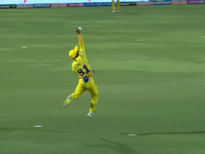 rr vs csk watch kedar jadhavs stunning catch on ravindra jadejas ball RR vs CSK: केदार जाधव ने जडेजा की गेंद पर लपका ज़बरदस्त कैच, वीडियो देख रह जाएंगे दंग