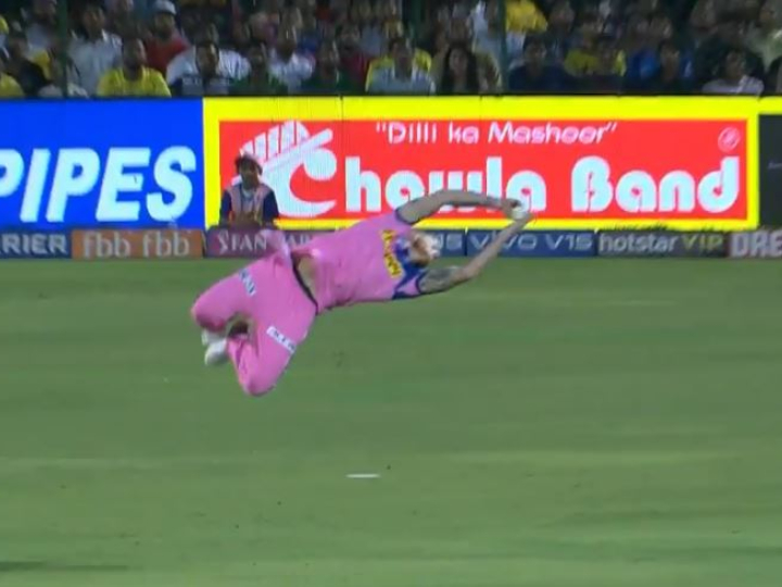 mi vs csk ben stokes takes diving catch on kedar jadhavs cut shot RR vs CSK: केदार जाधव के कट शॉट पर बेन स्टोक्स ने पकड़ा जादुई कैच, देखकर यकीन नहीं होगा