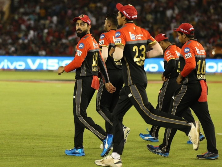 ipl 2019 virat kohli fined for slow over rate in mohali IPL 2019: सीजन-12 में पहली जीत के साथ ही विराट कोहली को लगी 12 लाख रूपए की चपत