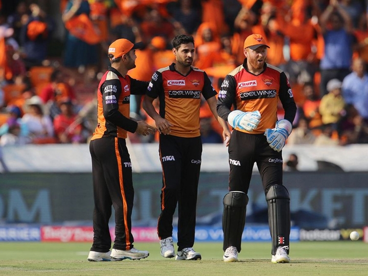 ipl 2019 bhuvneshwar wins battle against andre russell WATCH SRH vs KKR: रसेल पर भारी पड़े भुवनेश्वर, 19वें ओवर में बदल दिया मैच का रुख