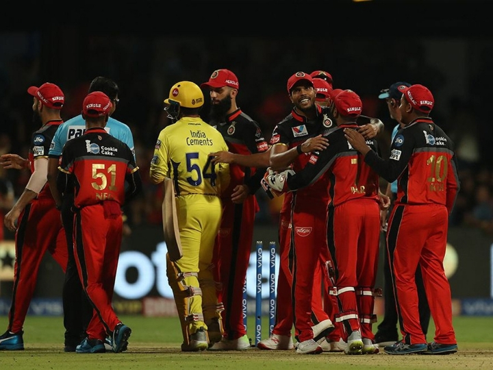 ipl 2019 watch mahis magic that breathtaking last over of rcb and csk clash WATCH IPL 2019 RCB vs CSK: आखिरी 6 गेंदों में माही का 'मैजिक' और RCB की जीत