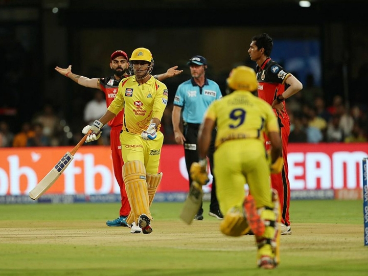 ipl 2019 ms dhonis mistake in last night csk rcb match IPL 2019 CSK vs RCB: एमएस की इस चूक से फैंस हुए नाखुश, मैच के बाद धोनी ने दी सफाई