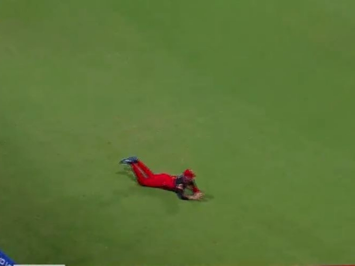 WATCH RCB vs KXIP: फील्डिंग में शानदार कैच पकड़कर एबी डीविलियर्स ने दिलाई RCB को जीत!