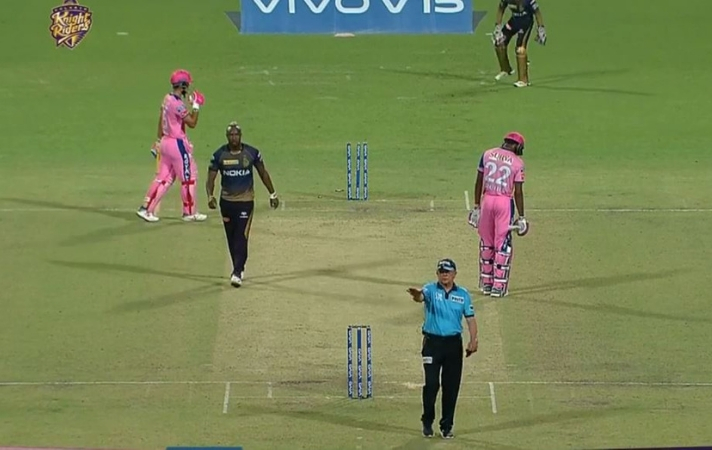 ipl 2019 four dead ball or hit wicket its all happening WATCH IPL 2019 RR vs KKR: चौका, डेड गेंद या हिट-विकेट, देखें रियान पराग का कन्फ्यूज़िंग विकेट