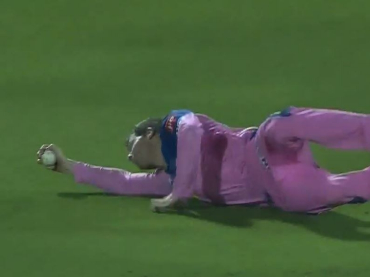 IPL 2019 RR vs SRH: डेविड वॉर्नर का 'मैच टर्निंग' कैच पकड़ते वक्त स्मिथ को कोहनी में हुई परेशानी