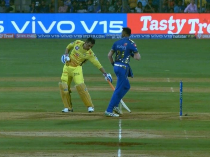 ipl 2019 ms dhoni gets mankading warning from krunal pandya watch WATCH MI vs CSK: क्रुणाल ने की धोनी को 'मांकड़' रन-आउट करने की कोशिश लेकिन उलटा पड़ गया दांव!
