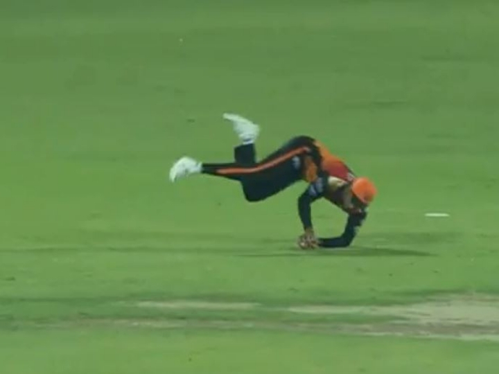 ipl 2019 dcvssrh manish pandey smashes a superb catch of colin ingram WATCH SRH vs DC: मनीष पांडे ने लपका इन्ग्राम का ऐसा कैच, हो रही है जमकर तारीफ