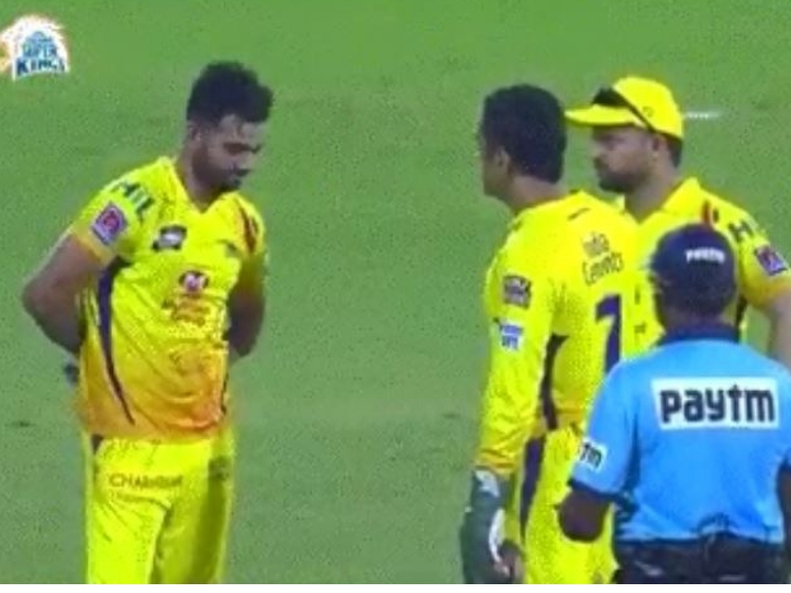 watch cskvskxip captain cool ms dhoni gets angry on this player in match WATCH CSK vs KXIP: इस खिलाड़ी पर फूटा कैप्टन कूल एमएस धोनी का गुस्सा