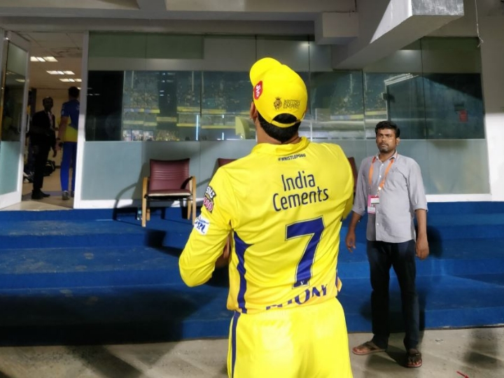 ipl 2019 csk vs kkr after kkrs lose against csk shahrukh khan met ms dhoni IPL 2019 CSK vs KKR: हार के बाद कुछ इस अंदाज़ में धोनी से मिले शाहरुख, देखती रही साक्षी