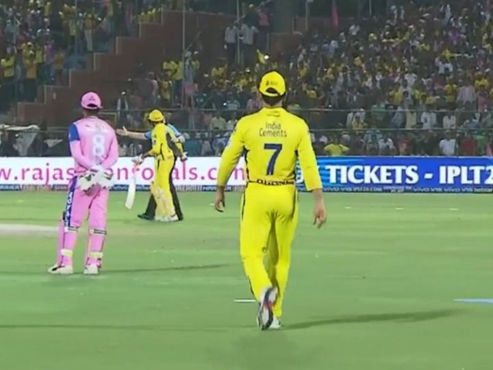 WATCH CSK vs RR: अंपायर के गलत फैसले पर मैच के बीच मैदान में उतरे धोनी, लगा जुर्माना