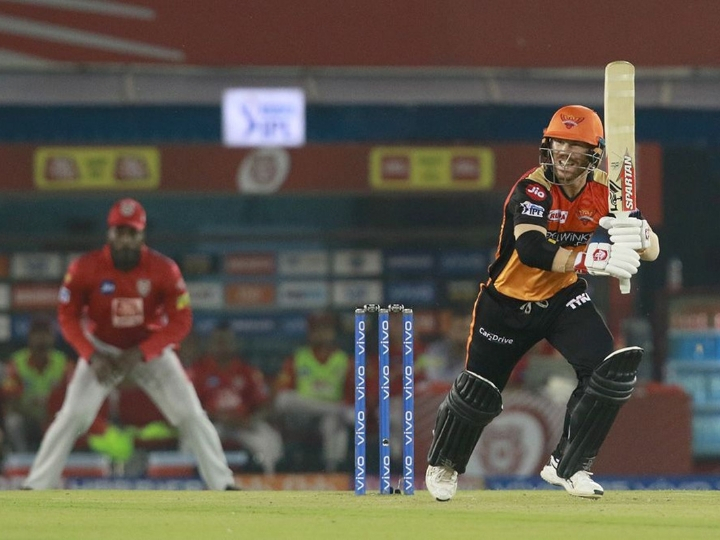 ipl 2019 david warner hits his slowest ipl fifty on sluggish mohali pitch IPL 2019: हैदराबाद की हार के साथ डेविड वॉर्नर के नाम दर्ज हुआ अनचाहा रिकॉर्ड