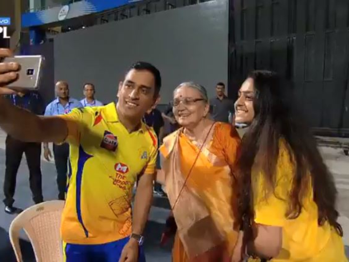 MI vs CSK: वानखेड़े में मैच हारने वाले ‘माही’ ने इस तरह जीता फैंस का दिल, देखें वीडियो mi vs csk ms dhoni meets his special fan after losing match against mumbai indians MI vs CSK: वानखेड़े में मैच हारने वाले ‘माही’ ने इस तरह जीता फैंस का दिल, देखें वीडियो