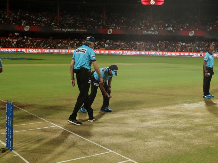 RCB vs RR: बैंगलोर में रुकी बारिश, राजस्थान और आरसीबी के बीच पांच-पांच ओवरों का होगा मुकाबला