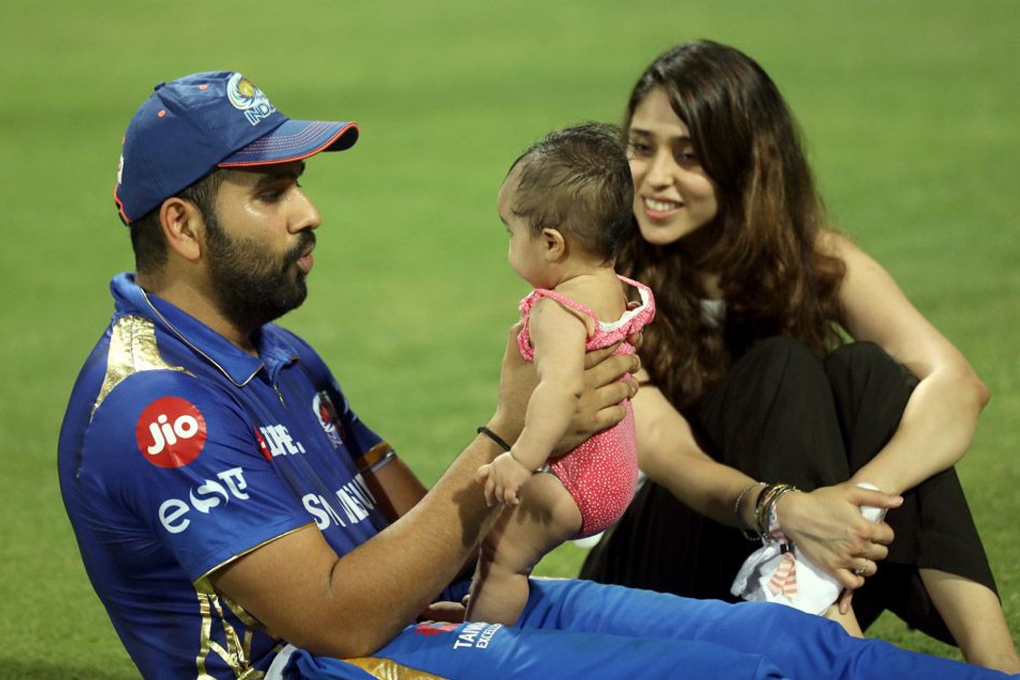 IPL 2019: मैच के बाद बेटी समायरा और पत्नी रितिका के साथ मस्ती करते दिखे रोहित शर्मा