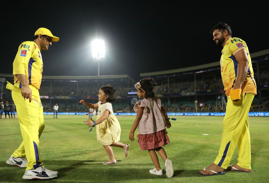 CSK vs DC: जीत के बाद बेटी ज़ीवा और ग्रेसिया के साथ मस्ती करते दिखे धोनी और रैना