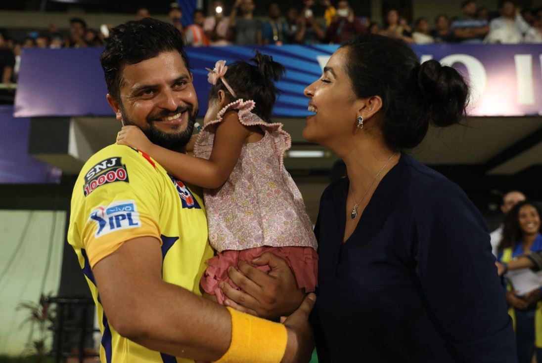 CSK vs DC: जीत के बाद बेटी ज़ीवा और ग्रेसिया के साथ मस्ती करते दिखे धोनी और रैना