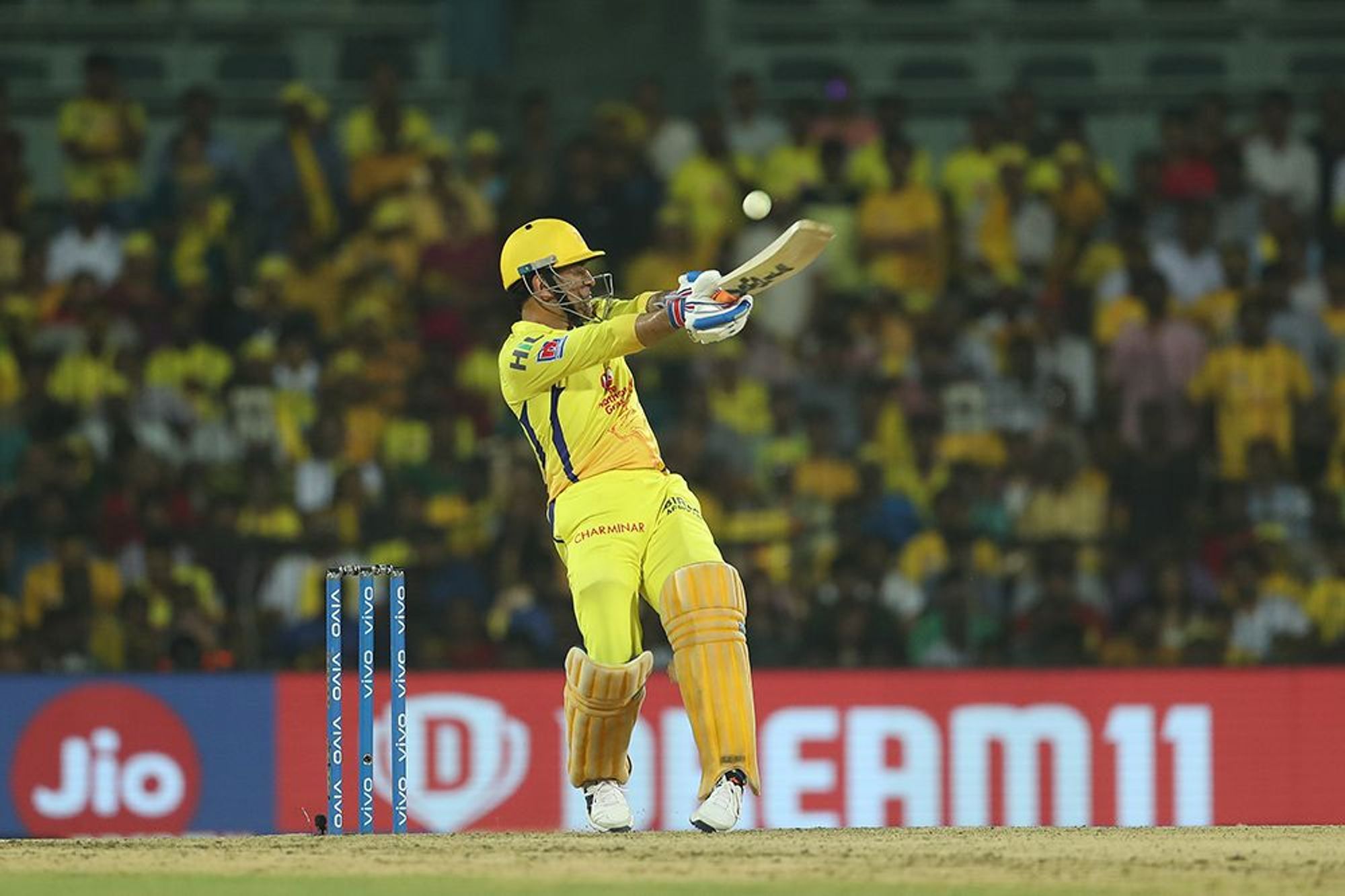 धोनी ने अंत में 22 गेंदों पर चार चौके और तीन छक्के मार चेन्नई को मजबूत स्कोर तक पहुंचाया. लेकिन आखिरी ओवर से पहले चेन्नई का स्कोर 4 विकेट खोकर 158 रन ही था लेकिन धोनी की चपलता से उन्होंने आखिरी ओवर में मैच का नक्शा ही बदल दिया.