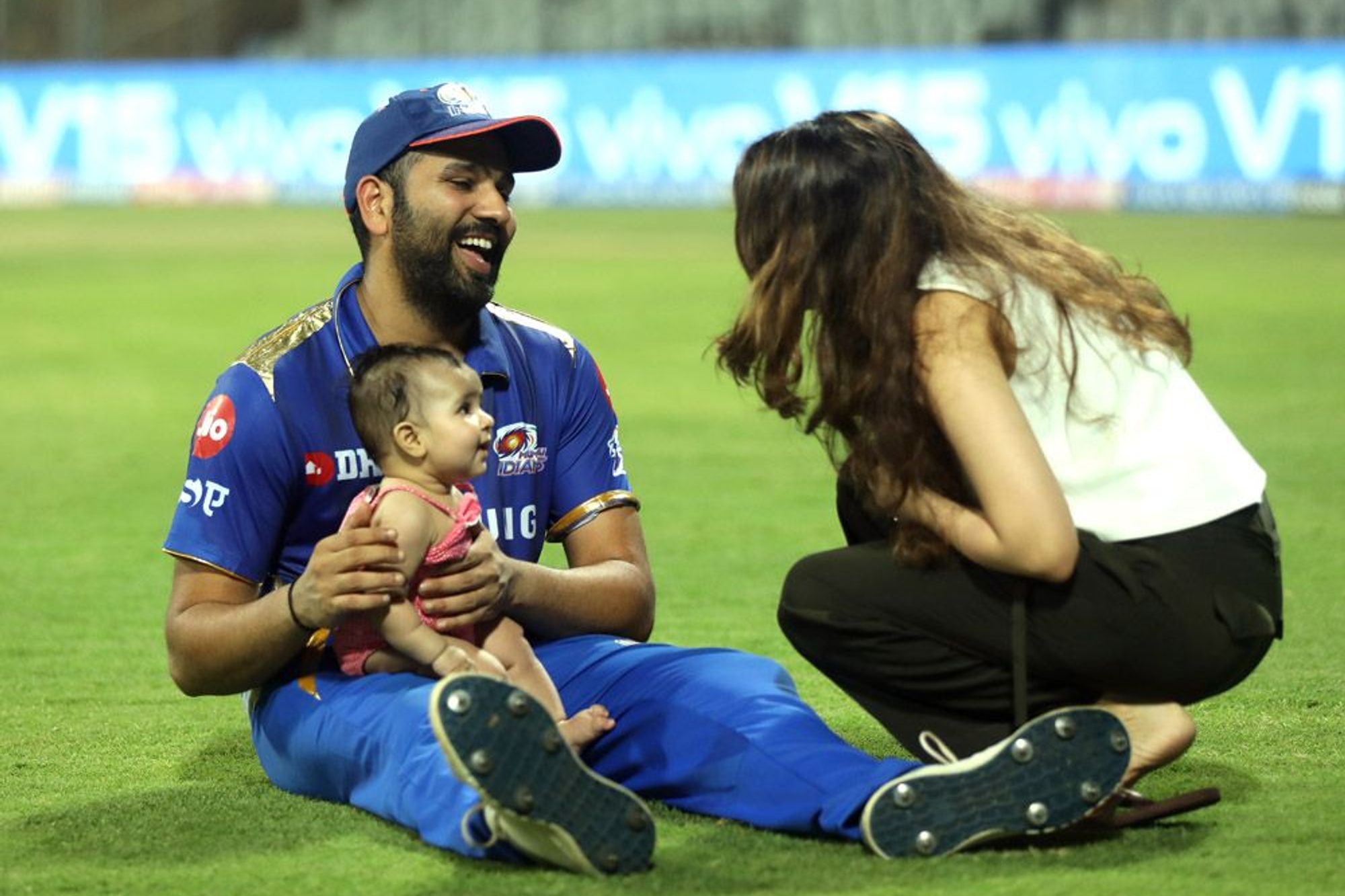 रितिका और रोहित दोनों ही बेटी समायरा के साथ मैदान पर खूब हंसते खेलते नज़र आए. (तस्वीर: आईपीएल)
