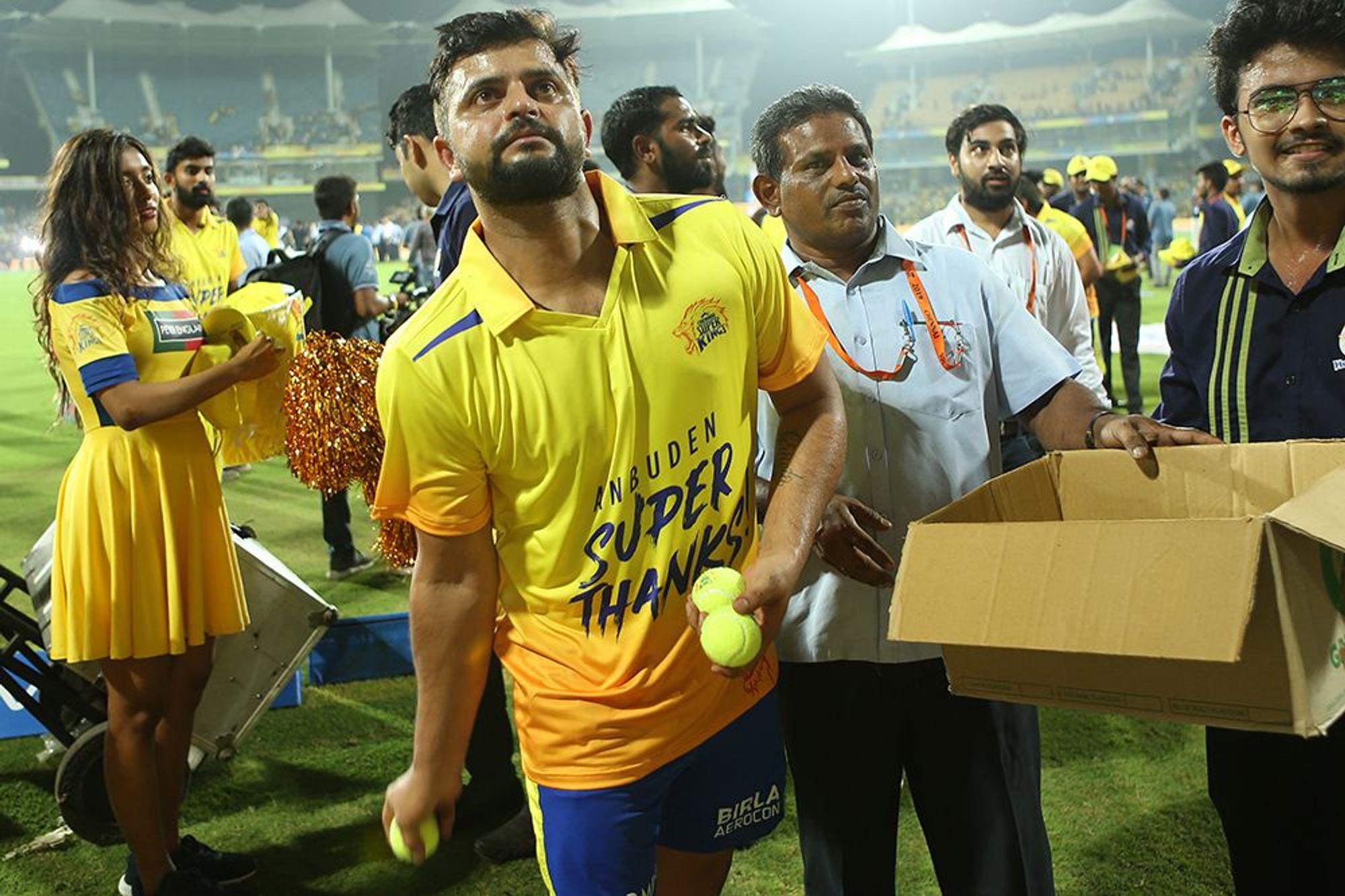 आइये देखें सीएसके के खिलाड़ियों ने कैसे मैच के बाद फैंस के साथ मनाया जीत का जश्न.