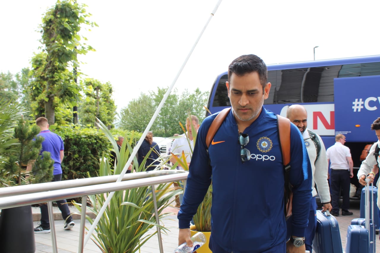 World Cup 2019: कार्डिफ पहुंची टीम इंडिया, तस्वीरों में दिखे धोनी, शमी, कुलदीप