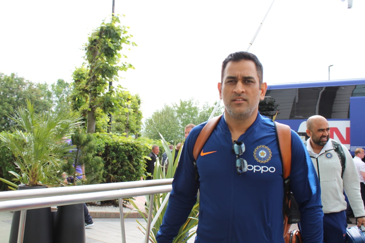 World Cup 2019: कार्डिफ पहुंची टीम इंडिया, तस्वीरों में दिखे धोनी, शमी, कुलदीप