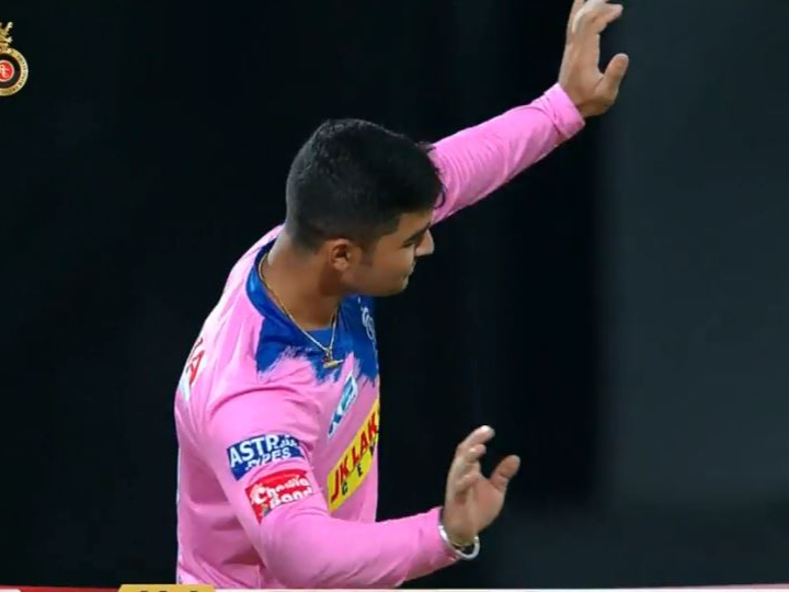 RCB vs RR: बैंगलोर के खिलाफ विकेट लेते ही रियान पराग ने किया असम का मशहूर 'बिहू डांस', देखें वीडियो