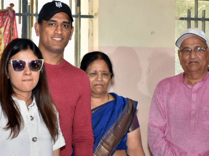 m s dhoni makes flying visit to ranchi to vote आईपीएल के व्यस्त कार्यक्रम के बीच मतदान करने रांची पहुंचे धोनी