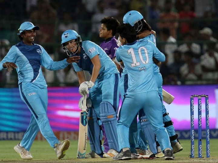 womens t20 challenge supernovas clinch title after harmanpreet special Women's T20 Challenge: रोमांचक फाइनल में सुपरनोवाज ने वेलोसिटी को 4 विकेट से हराकर खिताब पर किया कब्जा