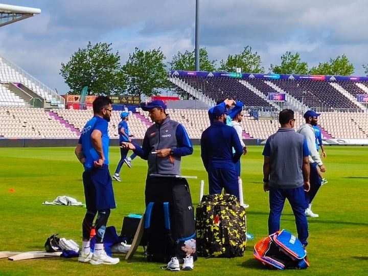 wc 2019 india fielding coach r sridhars drill to get direct hits right during world cup World Cup 2019: फील्डिंग कोच ने करवाई टीम इंडिया को‘राउंड द क्लॉक’ ड्रिल की ट्रेनिंग