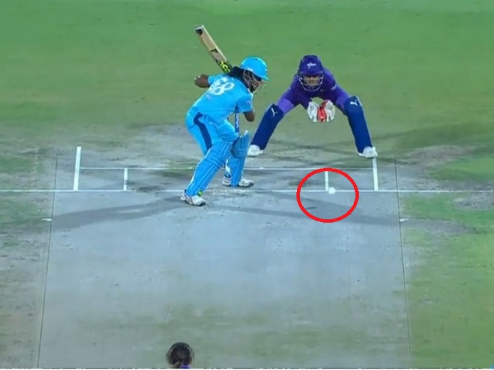 WATCH: एक नहीं दो-दो टप्पे खाकर बल्लेबाज़ के पास पहुंची गेंद, फिर अंपायर ने दिया ये इशारा