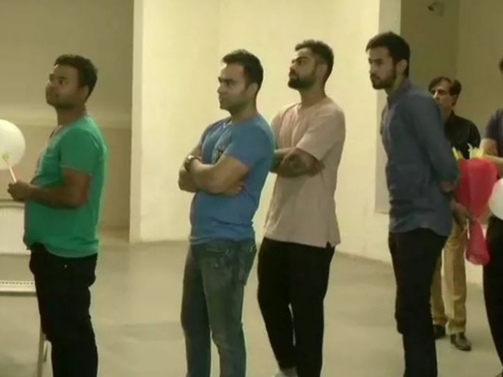 भारतीय कप्तान विराट कोहली ने गुरुग्राम में लाइन में लगकर डाला वोट