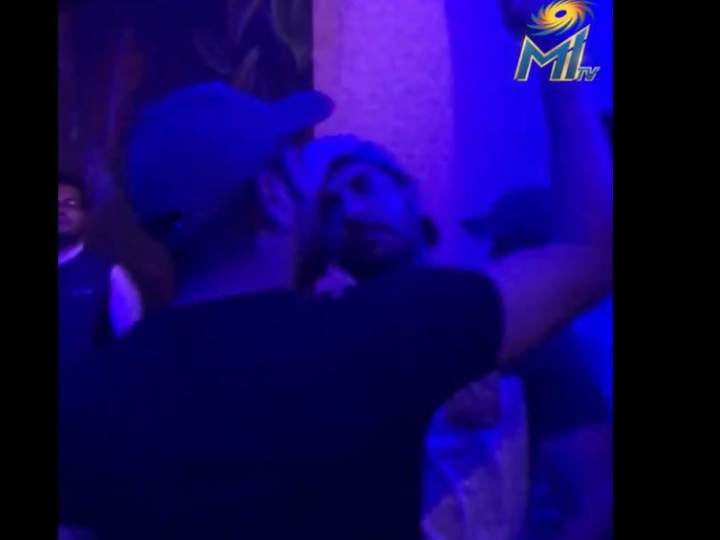 ipl 2019 final mumbai indians celebrates after win in ipl 2019 final WATCH IPL 2019 Final: जीत के बाद मुंबई इंडियंस ने की पार्टी, रोहित-युवी का डांस वायरल